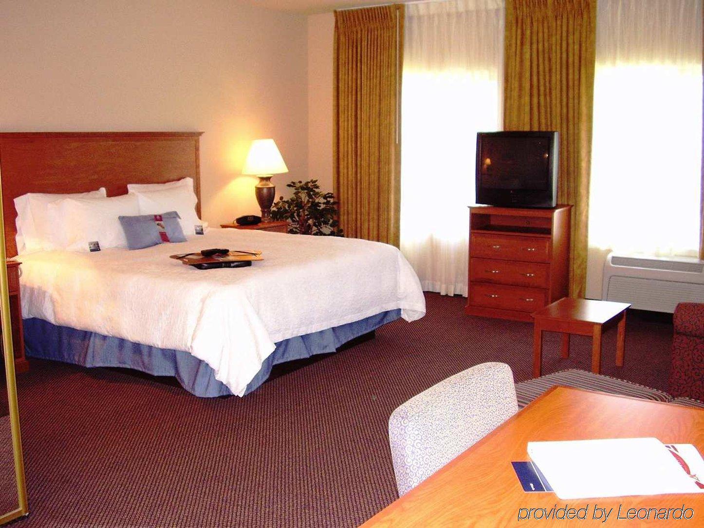 Hampton Inn & Suites Ontario Room photo
