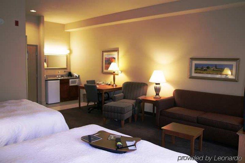 Hampton Inn & Suites Ontario Room photo
