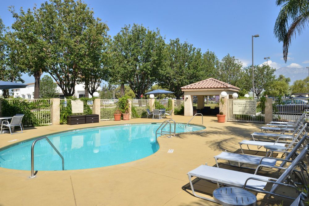 Hampton Inn & Suites Ontario Exterior photo